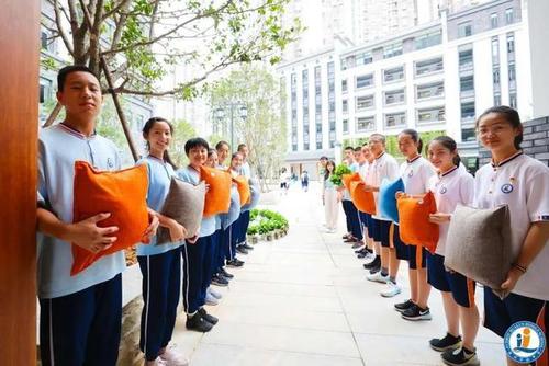 福州时代中学一直准许女生留长发,但必须扎起来.