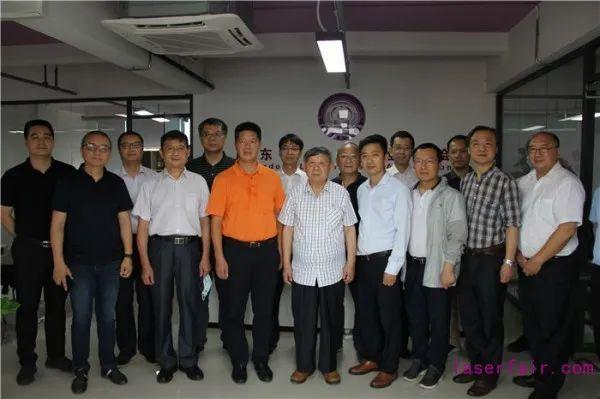 评审团专家与新桥街道党委书记卫树强合影留念2020年度中国激光行业