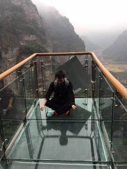 自拍来一张,玻璃栈道这种的已经走过太多了,不想发表什么了.