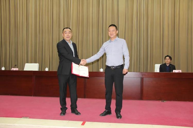 总裁杨峰为张炎,刘新修,韩芳颁发聘书董事长纪昌锋为夏天颁发聘书展图