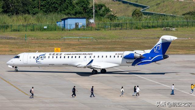 华夏航空crj客机在阿克苏冲出跑道,民航新疆局连夜派出工作组
