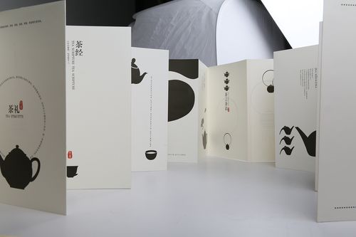 在装帧方式上采用传统的经折装,从书籍的正面看时是一本书,从书籍的