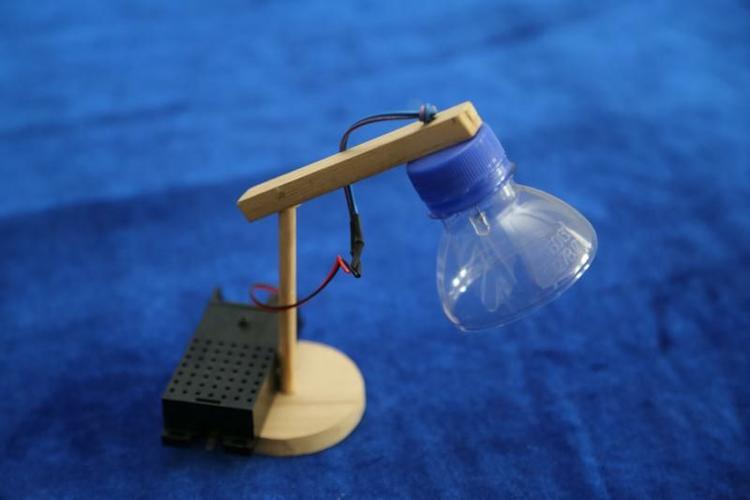 创意小台灯.组成特点:矿泉水瓶做灯罩.