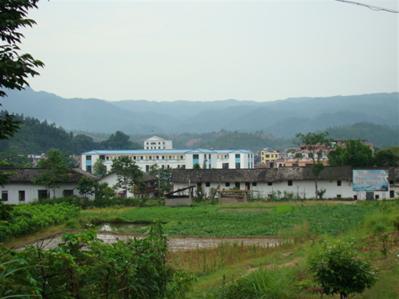 距县城30公里,与广东省始兴县澄江镇,广东省南雄市主田镇,江头镇交界