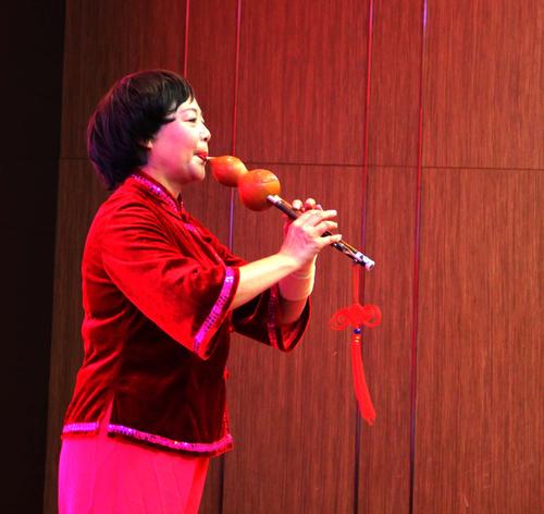 董亚琪葫芦丝演奏《再吹山歌给党听》.