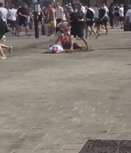 英足球流氓码头百人群殴 遭战斗民族扑倒"爆头"!