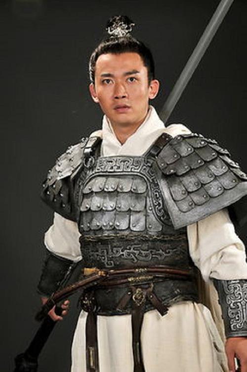 但二人相识太早,刘备早已熟知赵子龙的出身经历,作为汉景帝之子刘胜