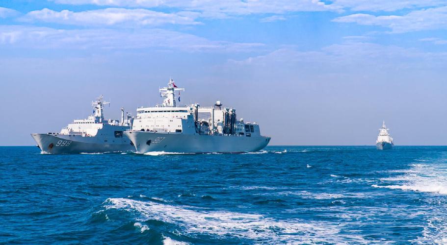 "航母奶妈"901型综合补给舰查干湖舰与052d驱逐舰银川舰,071综合登陆