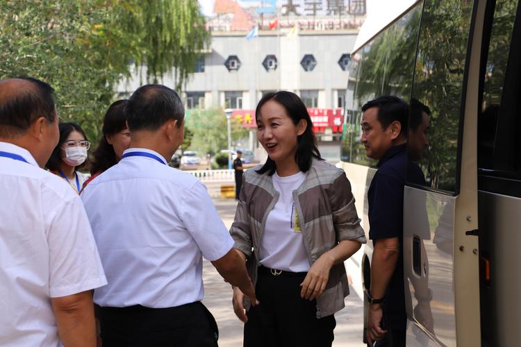 乌海市海勃湾区区委书记奇飞云莅临我校调研指导工作