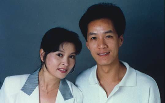 57岁冯远征和妻子近照曝光,结婚26年无子,依旧恩爱如初!