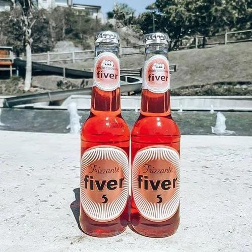 故事的开头是一瓶冰镇汽酒,那是夏天的味道和清爽的果