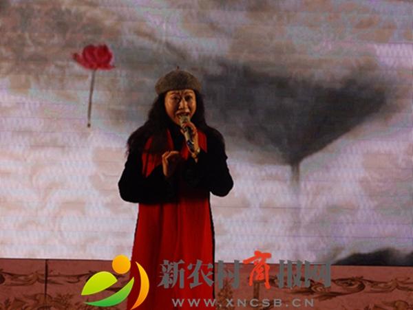 物联茂腔剧团团长孙红菊表演茂腔.