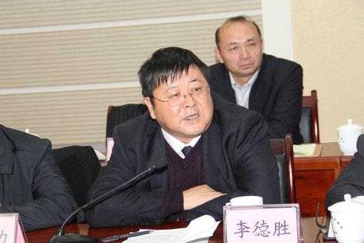 自治区公安厅副厅长李德胜回答询问.