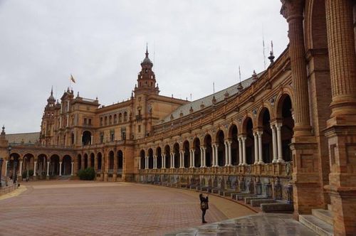 塞维利亚的西班牙广场,大教堂等景点极富特色.