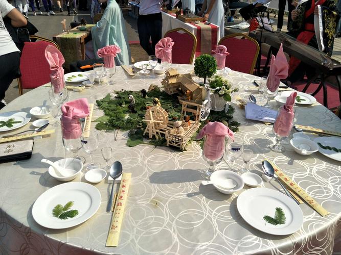 中餐创意摆台,都是孩子们的创作啊!他们很聪明吧!