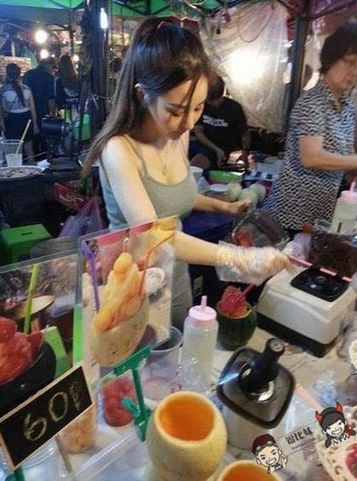 泰国夜市出现"水果西施"~颜值高到都忘记是在买水果了