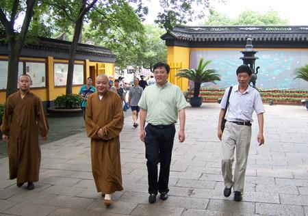 副会长马霄龙,市佛协副会长兼秘书长,西园寺方丈普仁法师,市佛协副