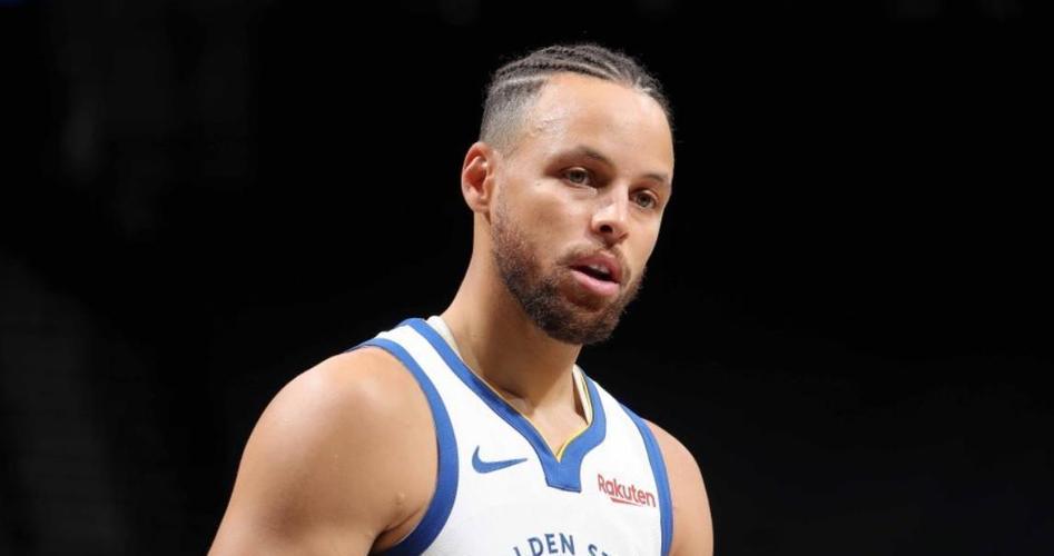 库里换发型后场均33分,维金斯连中三分,终于有点克莱的影子了