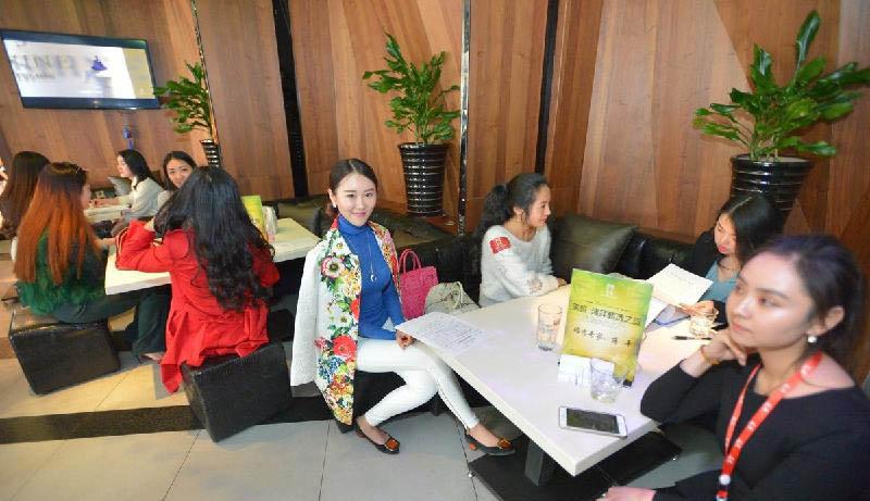 成都美女参加富豪相亲海选 争同游迪拜名额