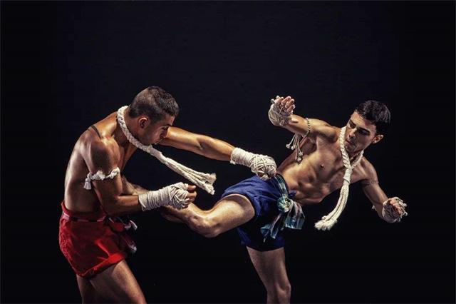 就比如我国的羽量级排名第一的邱建良就非常擅长这些动作对付泰拳手