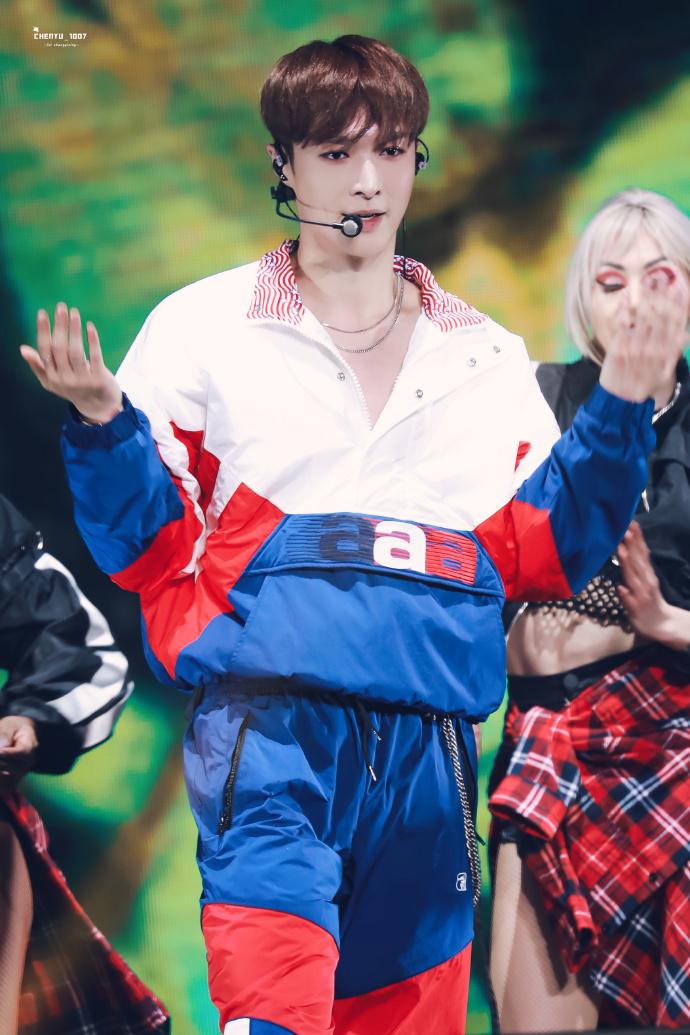 张艺兴穿红白蓝运动装亮相品牌活动,皮肤白皙帅气十足