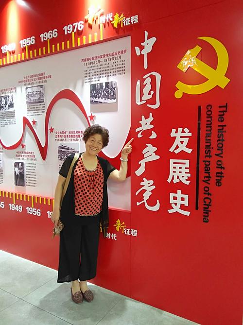 螺蛳博物馆不仅展示的是柳州螺蛳粉系列,还有党建宣传墙和图书阅读角