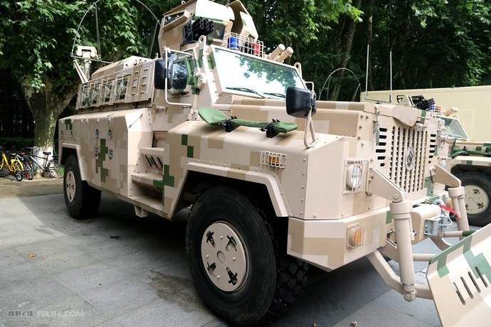 挪动批示基地 实拍雪狼b型加长版高防护特种车