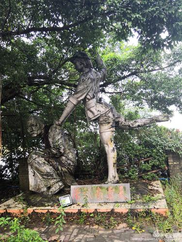 万泉河边的雕塑,红色娘子军抓到了南霸天