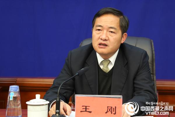 自治区纪委常委,秘书长王刚回答记者提问.唐承扬/摄