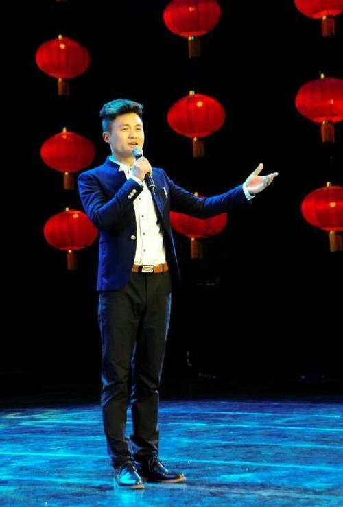其它 一路高歌的贵州省青年民族男高音 何伟,网络艺名"小伟",出生自