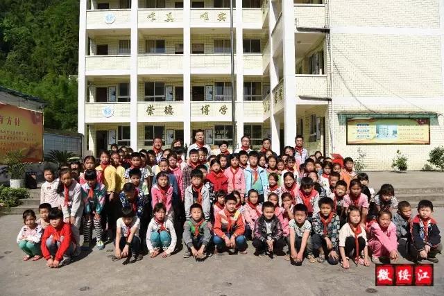 调研中,宋伯庐代表公司向新滩镇银厂村合洲小学进行爱心捐赠.