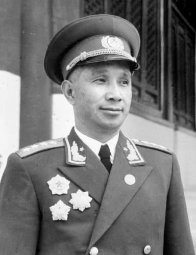 林彪于1955年9月27日下午5时,被授予元帅军衔,并授予一级八一勋章