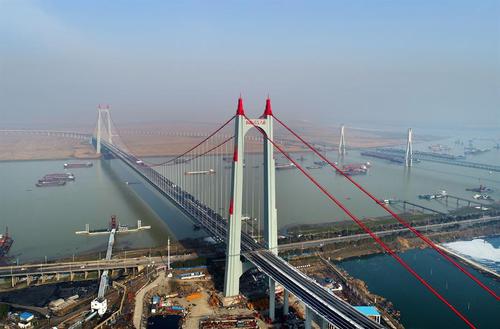  span>2018年2月1日,岳阳市杭瑞高速洞庭大桥通车,如长虹跨越洞庭湖上