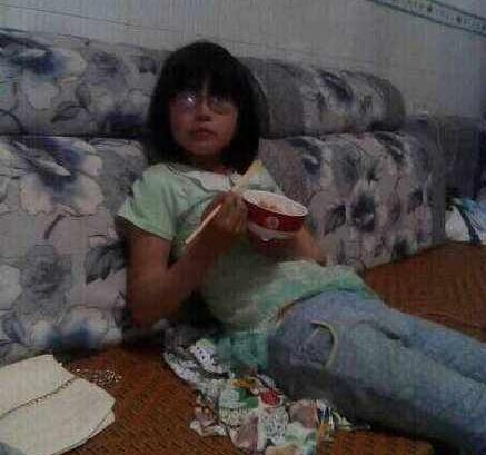 四川杀害女童凶手被抓指认现场 上千民众喊打(图)