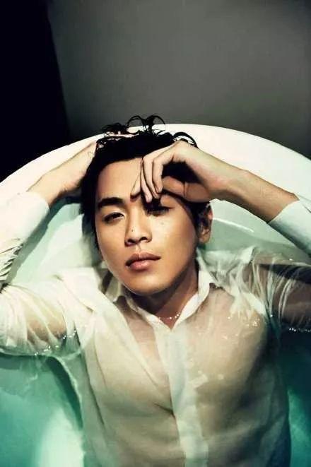 张若昀的胸天生就很有肉感.