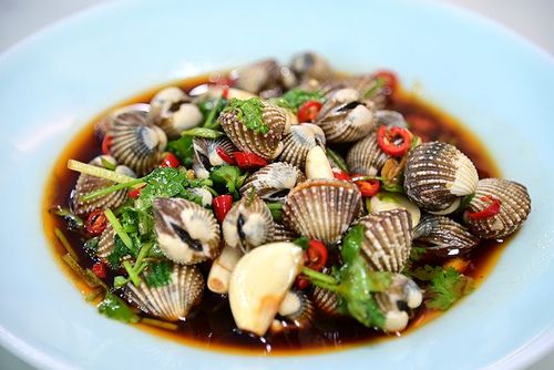 生腌血蚶,大颗饱满,肉质无比柔嫩,腌的滋味恰到好处,一颗一颗完全停