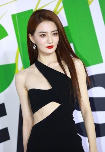 徐璐全身亮点,穿小黑裙走红毯超性感,漫画腰漫画腿太让人上头了