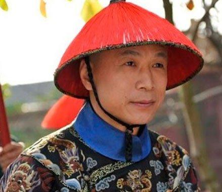 所以少年弘历成了乾隆皇帝后曾经用魏珠的例子训斥太监奴才们:"尊卑