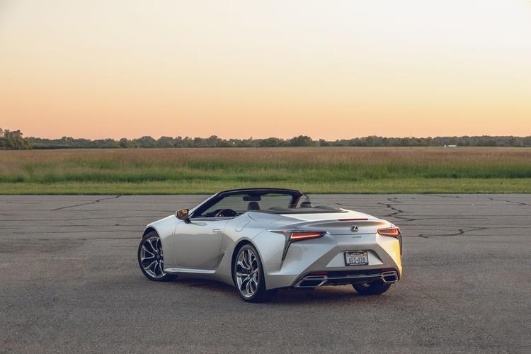 偏运动风的敞篷车,2021款雷克萨斯lc500,迷人的外观