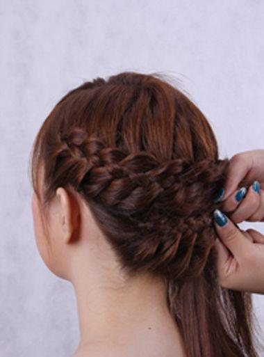 jane 分享到  step4 四股编发将辫子的弧线一直沿着上层编,下边的头发