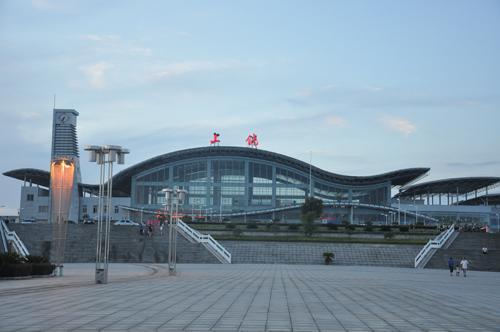 上饶火车站跟上饶高铁站是一个车站吗