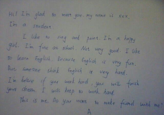 用英语介绍:嗨,大家好.我叫xx,是个学生,我的爱好是唱歌和画画.