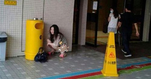 妙龄女子当街尿尿全因 ..