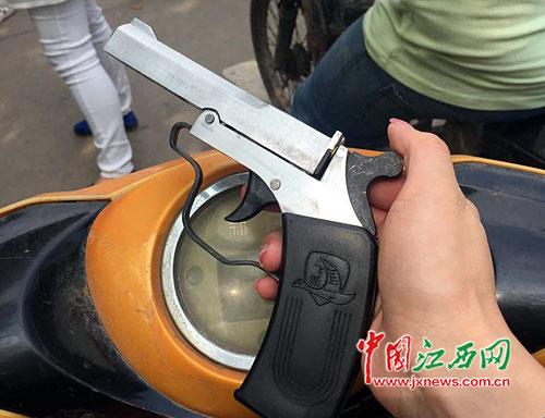 为抢两部苹果手机他开了2枪怀孕店员一马当先擒贼图