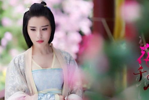 有种"整容"叫《花千骨》轻水,如今穿薄纱液体裙||鲍天