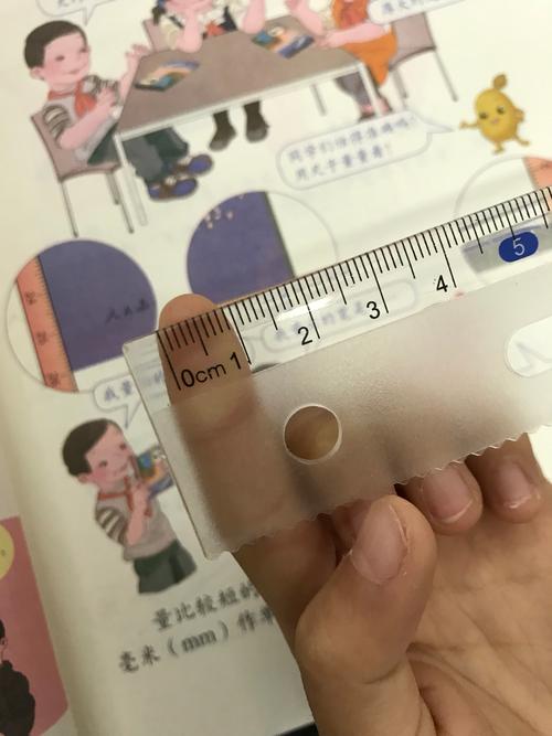 老师,原来1厘米中间的每一个小格的长度是1毫米呀,我的手指宽大约是