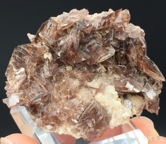 斧石的成分硬度密度折射率及产地