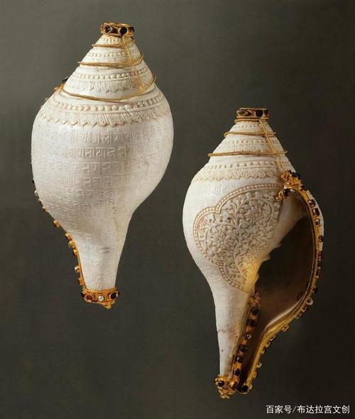 现存于布达拉宫的17世纪镶金嵌宝石刻梵文法螺,即是珍贵的右旋海螺,并