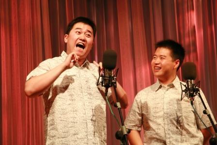 甄齐(左),李然在说相声
