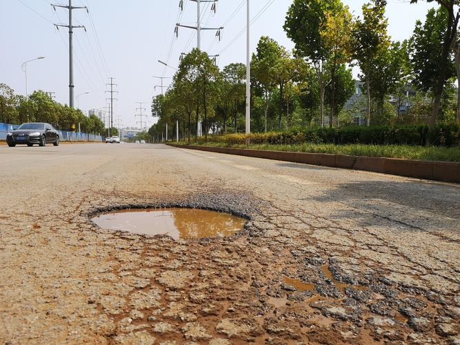 武汉佛祖岭街道流芳路破损痕迹千余个 市民通行都叫骂